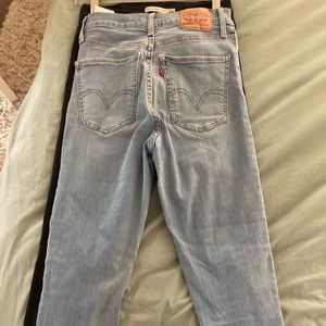 Levi Mile High Skinny Jean Size 26 light wash
